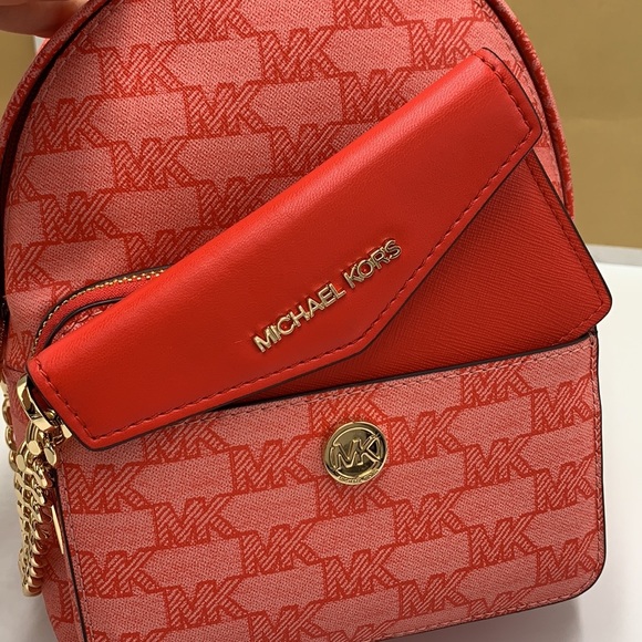 MICHAEL KORS DARK SANGRIA COLOR
Maisie Extra-Small Logo 2-in-1 Backpack - Picture 14 of 16
